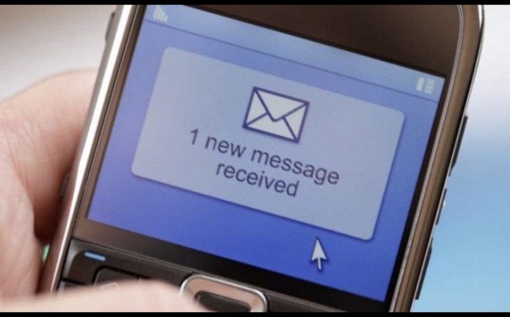 image d'un téléphone portable qui reçoit un message numérique instantanée